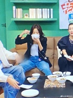 辛芷蕾是不是以为镜头没拍到她……