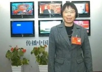 张桂梅做客央视，刚到演播室，导演就皱眉：您这身衣服不合适，赶紧换一套…