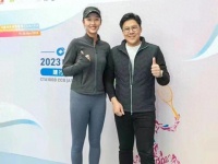 霍启刚与美女球手热聊，碰到对方私密部位，女方肤白貌美身材傲人