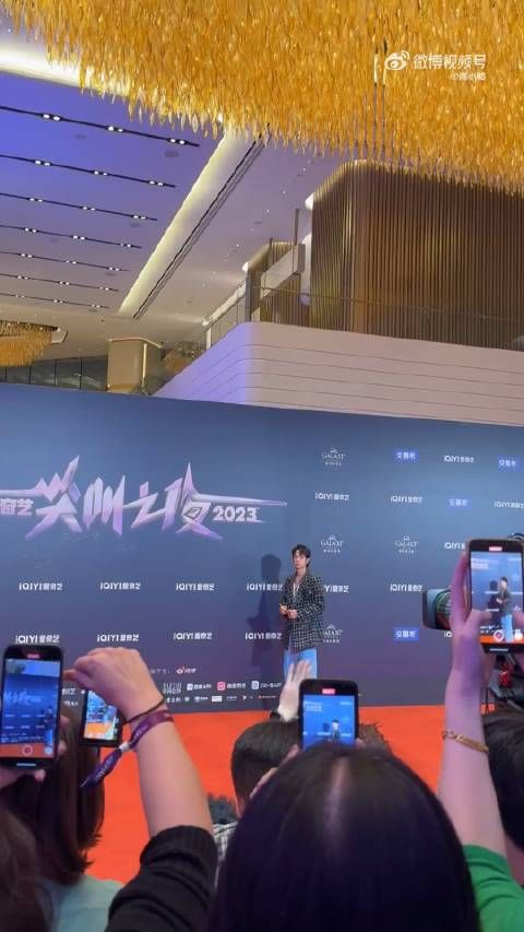 今晚过后,王一博的这身穿搭又不知道要被多少人模仿……