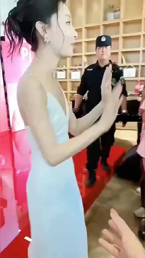 小伙子长得像姑娘，打扮的也像姑娘！