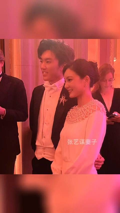 张艺谋妻子陈婷罕见露面，与儿子同框显年轻，蛮有气质的