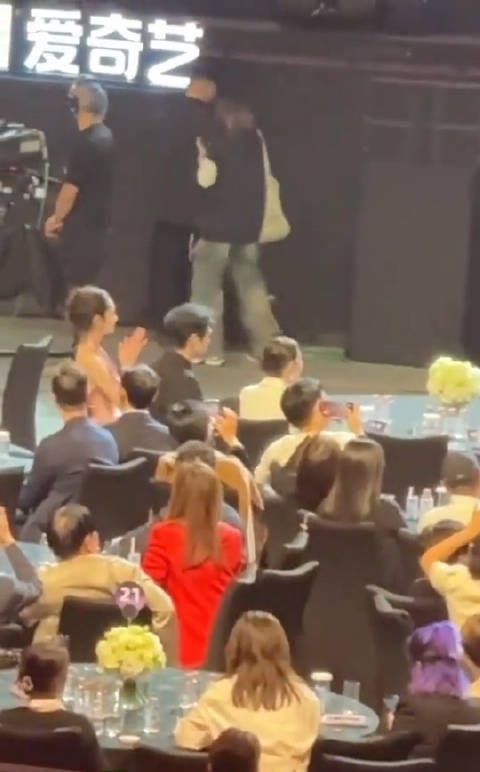 秦岚上台发言,魏大勋太机智了