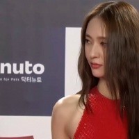 郑秀晶打破了韩国艺人只穿黑白灰三种颜色的传统