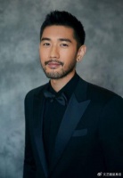 高以翔猝逝4年后爸爸去世！9月还到墓园悼念儿子，很憔悴手都是伤