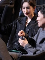 杨幂第一次玩抛瓶子就成功，表情也太得瑟了