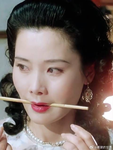 美人落泪,我见犹怜,年轻时的何赛飞绝了