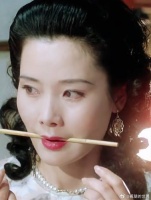 美人落泪，我见犹怜，年轻时的何赛飞绝了