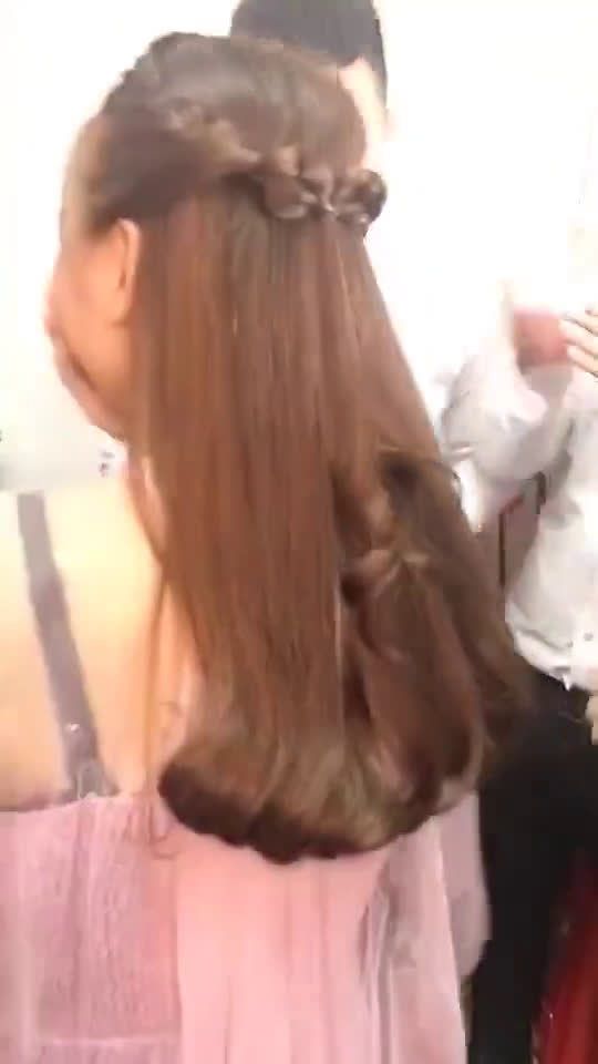 为什么伴郎还一脸的不情愿?