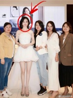 再次感叹，明星和素人真的有壁，就算扔人堆里也闪闪发光 你看！