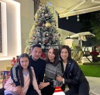 “郭可盈54岁生日：妈妈惊现！优雅80岁妈妈罕见亮相庆生现场！”