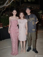 潘玮柏宣云与宣云妈妈的合照，宣云妈妈真的好漂亮啊……