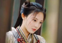 士兵欺负女俘虏，宁死不屈，不料俘虏亮出身份吓退众人