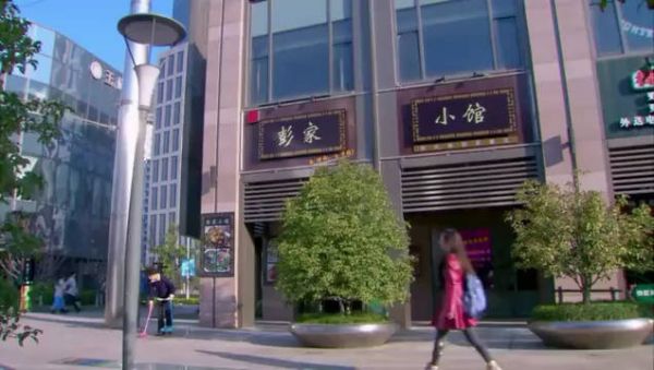 霸道总裁下车买水,不料竟无意看到女儿,原来是前妻开的店!