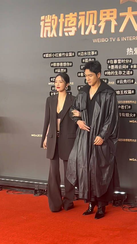 韩东君：帮你遮一下 蔡文静：不需要谢谢