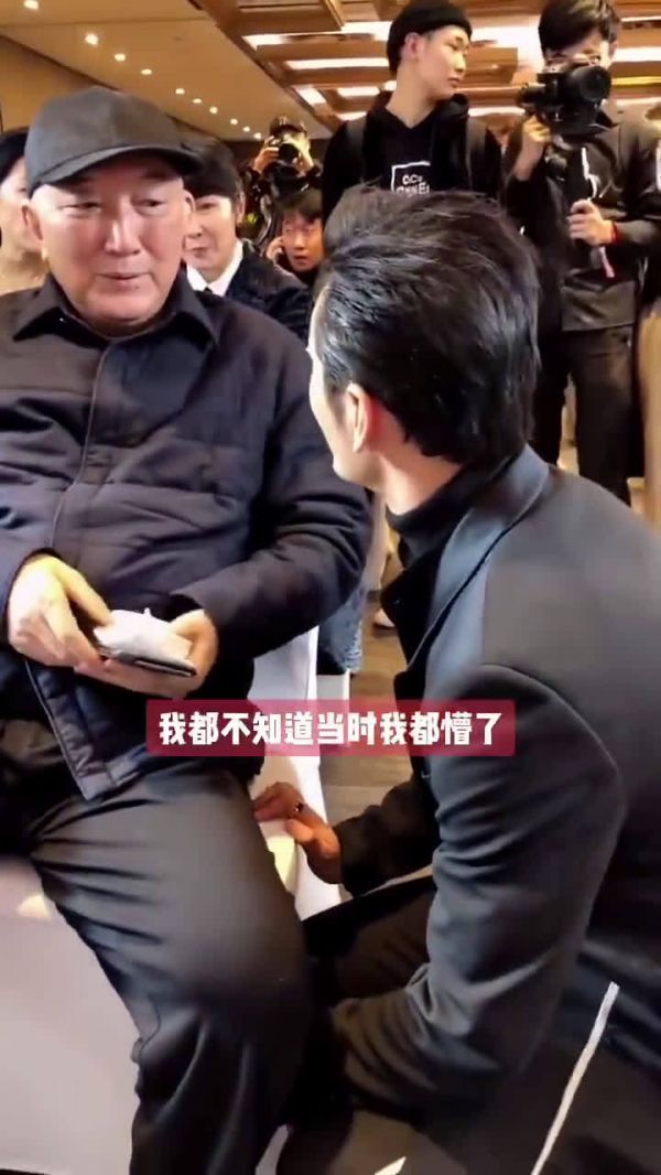 这个大叔是谁，小明哥对他姿态放的好低