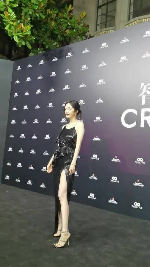 黑色亮片高叉裙美得别太超过!这腿谁敢不服!
