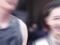 疑似还有小四，杨鸣和在一起后，不能当解说，接不到代言……