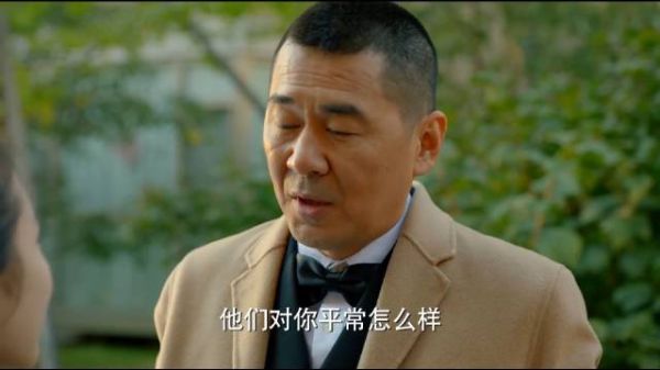 穷爹突然变成暴发户，开着豪车接女儿，前任丈母娘看到都悔断肠