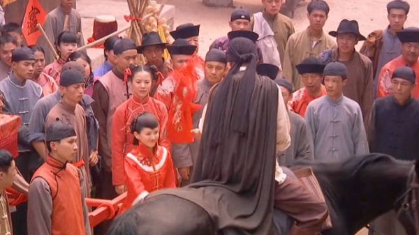 新娘还没过门，就被婆家休掉，气得她当场嫁给土匪