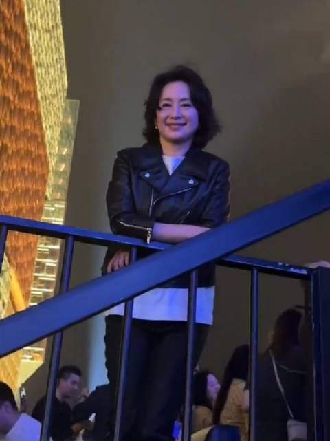 偶遇何超琼姐,容颜不老风韵犹存……