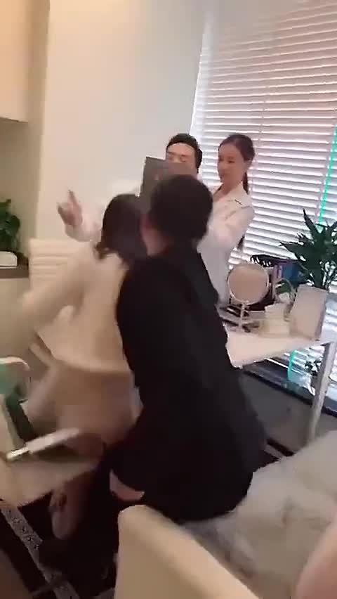 护士：我守了这么久都没亲到，怎么能让你亲到？