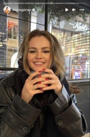 Selena Gomez在确认与Benny Blanco的恋情后秀她的新戒指……