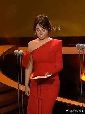 上台颁奖，看看她有多搞笑吧，倪大红北漂三十年一直都不红……