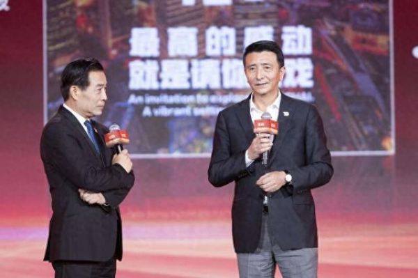 图为协会秘书长于志庆和电影人江平对话。本文图片均由上海市广播影视制作业行业协会提供。