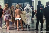 坎耶带新妻看艺术展，反成“艺术品”，28岁比安卡穿了肤色塑身衣