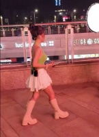 网友在珠海华发商都偶遇冯提莫，你们觉得她身高到底多少？