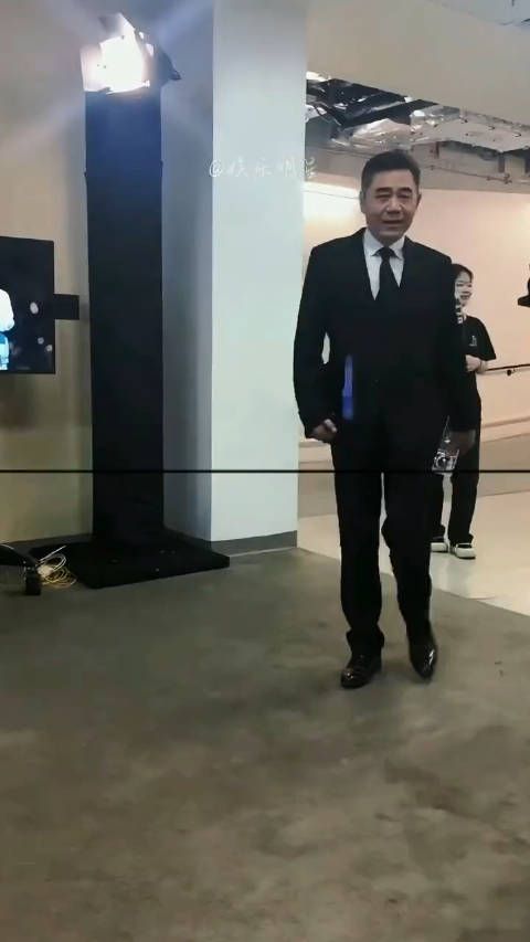 国家一级演员 陈宝国 出席活动，67岁的他剑眉星目，气质阳刚……