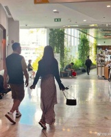 刘亦菲泰国度假ing，有网友偶遇晒背影照……