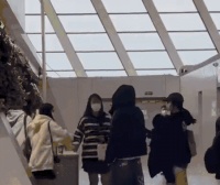 开直播反拍私生后被私生粉当面泼水，涉事人已被行政拘留