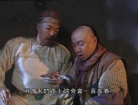 监狱里的饭菜，皇上拿起筷子就准备开吃，结果被旁边小伙抬手打掉
