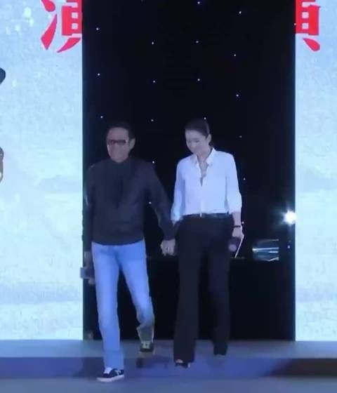 携手出席活动,一向霸气的陈道明在巩俐面前收敛锋芒,绅士十足……