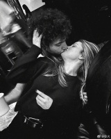 赛琳娜大方放闪，晒与新男友亲吻照，两人像连体婴儿……