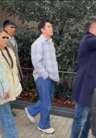 李佳琦现身迪士尼，被指桀骜不驯，上海这温度……