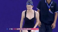 她因身体发育过猛，无奈退出国家游泳队，却被三流导演看中一夜成名
