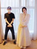 这是王鸥 何九华吗？五六月份发的视频没有怀孕的样子啊！