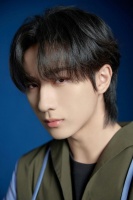 李宏毅库存照，绝美侧颜瞩目风采，尽显帅气本色