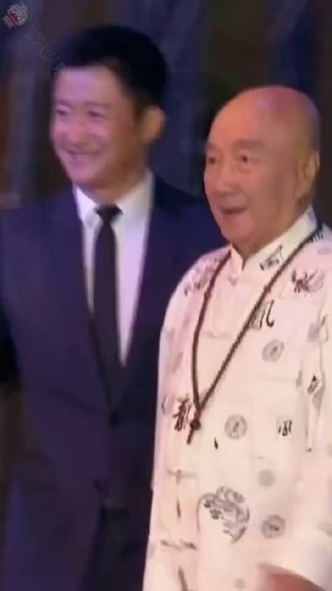吴京 携师父#于海 一同出席颁奖典礼,结束后俩人后台相聊甚欢……