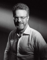 大山58岁：不再穿着唐装作揖拜年