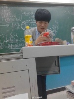 八年前董宇辉当老师时的照片，当时还很青涩