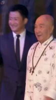 吴京 携师父于海 一同出席颁奖典礼，结束后俩人后台相聊甚欢……
