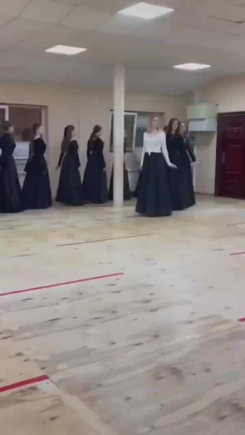 这是什么舞蹈? 凌波微步吗……
