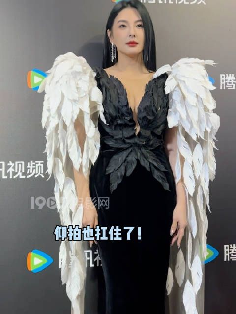 张雨绮的魔女黑天鹅造型好美,怼脸仰拍也妥妥抗住啦