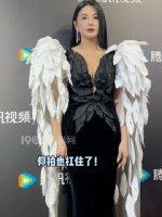 张雨绮的魔女黑天鹅造型好美，怼脸仰拍也妥妥抗住啦