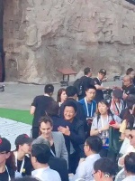 吴京路过成龙身边没看见成龙，成龙追了上去，看吴京的表情