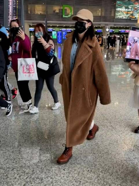 李沁恋情传闻,狗仔拍到李沁和一男的经常一起出入……